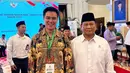 Baim membagikan beberapa foto saat menghadiri undangan ke Istana. Baim bersama Menteri Pertahanan RI, Prabowo Subianto. [Instagram/baimwong]
