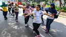 Sejumlah anak muda yang tergabung dalam komunitas Hyakka Ryouran berlatih alat musik tradisional asal Jepang, Naruko, di kawasan Senayan, Jakarta, Minggu (24/7). Naruko merupakan alat musik terbuat dari kayu. (Liputan6.com/Fery Pradolo).