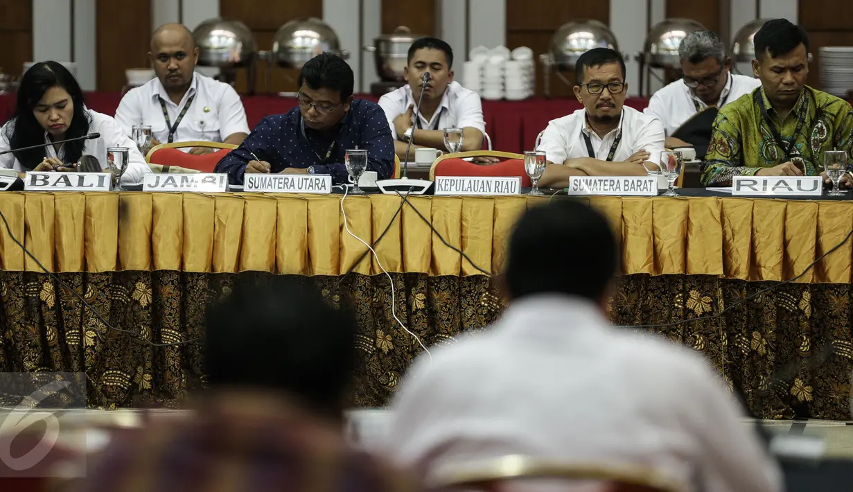 Anggota KPU Provinsi seluruh Indonesia mengikuti rapat evaluasi di ruang rapat KPU Pusat, Jakarta, Selasa (4/4). Rapat itu membahas mengenai evaluasi PPID KPU "Inovasi mewujudkan transparansi data dan informasi kepemiluan". (Liputan6.com/Faizal Fanani)