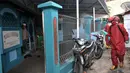 Petugas pemadam kebakaran Jakarta Pusat saat menyemprotkan cairan disinfektan di area musala Pasar Rawasari, Jakarta, Kamis (11/6/2020).  (merdeka.com/Iqbal S. Nugroho)