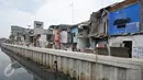 Kondisi rumah warga di bantaran kali Jalan Krukut, Jakarta, Kamis (3/11). Warga berharap tidak ada lagi pembongkaran tempat tinggal mereka oleh Gubernur DKI Jakarta yang terpilih pada Pilkada 2017 mendatang. (Liputan6.com/Yoppy Renato)