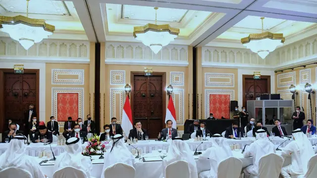 Presiden RI Joko Widodo didampingi oleh Menteri Koordinator Bidang Perekonomian Airlangga Hartarto dan sejumlah menteri lain melakukan lawatannya ke Dubai, Kamis (4/11). (Sumber: Biro PMI Setpres)