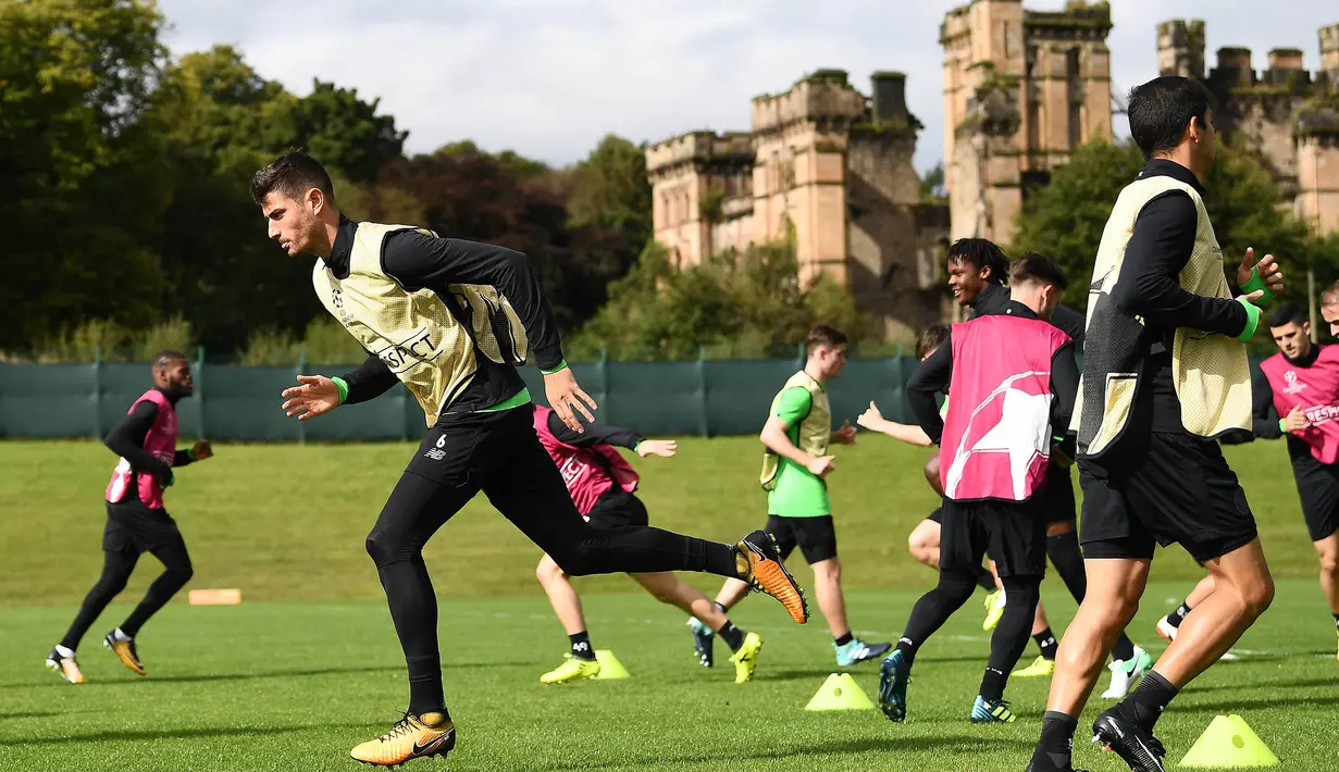 Para pemain Celtic saat mengikuti sesi latihan jelang laga Liga Champions di Lennoxtown, Glasgow, Senin (11/9/2017). Celtic akan berhadapan dengan Paris Saint-Germain. (AFP/Franck Fife)