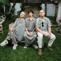 Di lebaran hari ke 2, BCL, Noah, dan suaminya tampak mengenakan baju lebaran warna abu-abu. Semakin menarik dengan motif tulisan aksara. Noah dan ayah sambungnya kompak mengenakan atasan kemeja lengan pendek.[@itsmebcl]