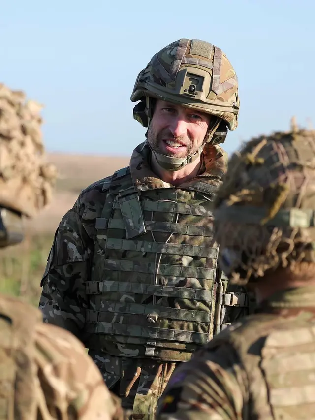 Potret Gagah Pangeran William Berbalut Seragam Militer dan Brewok Tebal