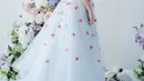 Look ke dua, Kim Tae Hee tampil feminim mengenakan midi dress tulle embroidered dari Monique Lhuillier seharga Rp 106.088.662.  [Story J Company]