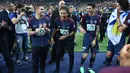 Penyerang PSG, Neymar Jr dan rekan-rekannya merayakan kemenangan timnya meraih juara Piala Prancis usai mengalahkan Les Herbiers di final di Stade de France di Saint-Denis, Paris (8/5). PSG menang 2-0 atas Tim divisi tiga tersebut. (AFP Photo/Franck Fife)