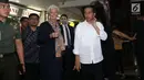 Presiden Jokowi mengajak Direktur Pelaksana IMF Christine Lagarde blusukan ke  Blok A Pasar Tanah Abang, Jakarta, Senin (26/2). Jokowi memperlihatkan betapa ramainya pusat perbelanjaan terbesar di Asia Tenggara tersebut. (Liputan6.com/Angga Yuniar)