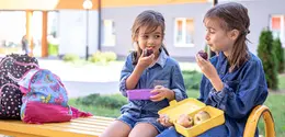 Sahabat Fimela, yuk simak tips traveling dengan anak picky eater. [Dok/freepik.com/pvproductions]