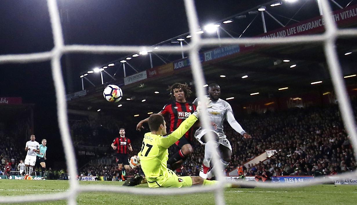 Aksi pemain Manchester United, Romelu Lukaku saat membobol gawang AFC Bournemouth pada lanjutan Premier League di Vitality Stadium, Bournemouth, (18/4/2018). MU menang 2-0.  (Adam Davy/PA via AP)
