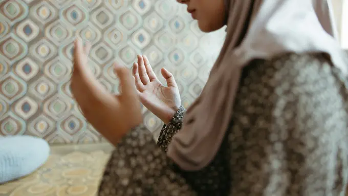 Wanita sedang berdoa