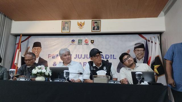 Jubir Timnas Anies-Muhaimin (AMIN) Refly Harun (rompi dan topi hitam)