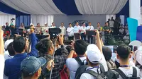 Menteri BUMN Erick Thohir memberangkatkan puluhan ribu peserta mudik gratis BUMN, di Monumen Nasional, Jakarta, Jumat (5/4/2024). (Arief/Liputan6.com)