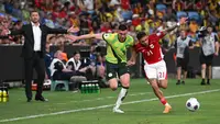 Pemain Timnas Indonesia, Dean James bertarung untuk memperebutkan bola dengan pemain Timnas Australia, Lewis Miller dalam laga ketujuh Grup C putaran ketiga Kualifikasi Piala Dunia 2026 di Sydney Football Stadium, Kamis (20/3/2025). (AFP/Saeed Khan)