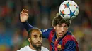 Gelandang Barcelona, Sergi Roberto berebut bola udara dengan pemain PSG Lucas Moura di leg kedua 8 besar Liga Champions di Stadion Nou Camp, Spanyol, Rabu (22/4/2015). Barcelona menang 2-0 atas Paris Saint Germain. (Reuters/Albert Gea)