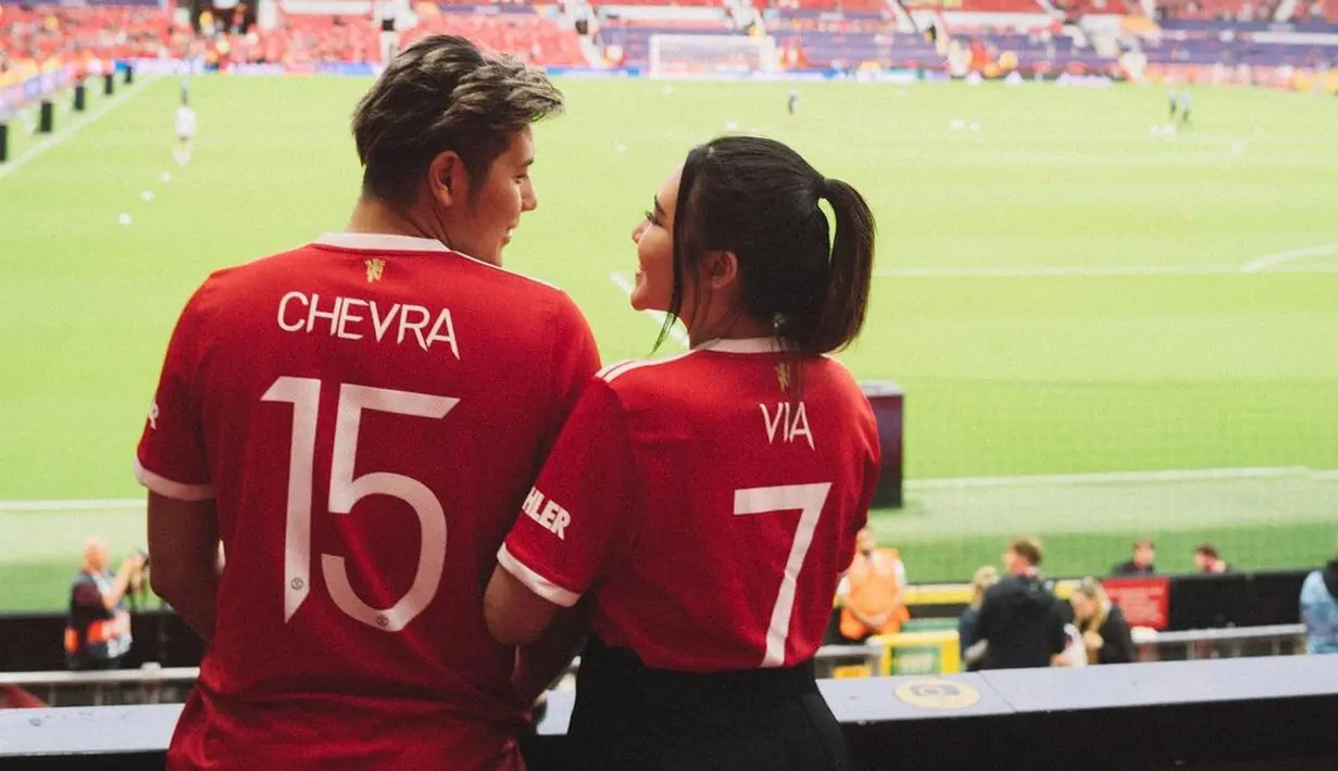 Via Vallen dan Chevra Yolandi saling bertatapan mengenakan jersey Manchester United dengan nama masing-masing. Vallen mengaku sangat bahagia karena mengunjungi Old Trafford dengan Chevra Yolandi. (Instagram/viavallen)