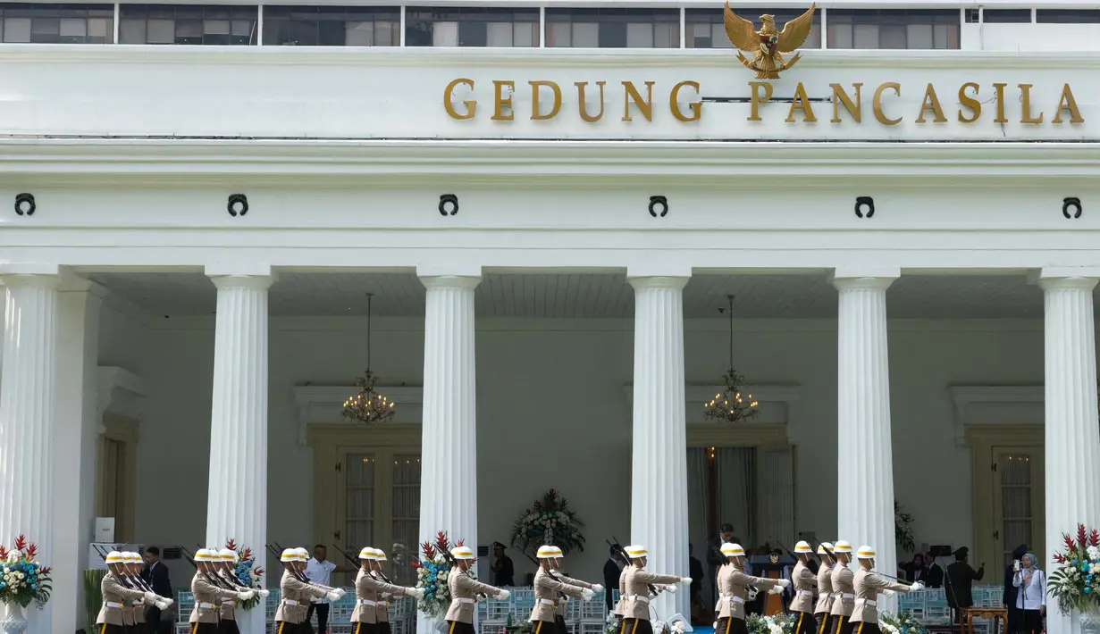 Upacara peringatan Hari Lahir Pancasila 2025 dimulai dengan menyanyikan lagu Indonesia Raya yang dilanjutkan dengan mengheningkan cipta. (YASUYOSHI CHIBA/AFP)