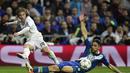 Pemain Real Madrid, Luka Modric, dihadang pemain Wolfsburg, Ricardo Rodriguez pada leg kedua perempat final Liga Champions di Stadion Santiago Bernabeu, Madrid, Rabu (13/4/2016) dini hari WIB. (AFP/Javier Soriano)