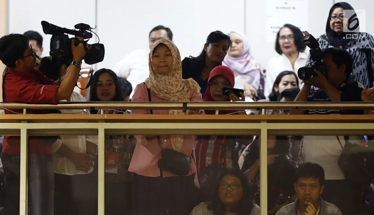 Terpidana kasus UU ITE sekaligus korban pelecehan seksual Baiq Nuril menyaksikan rapat pleno Menkumham Yasonna Laoly dengan Komisi III DPR di Gedung Nusantara II, Jakarta, (24/7/2019). DPR setuju Presiden Joko Widodo atau Jokowi memberikan amnesti kepada Baiq Nuril. (Liputan6.com/JohanTallo)