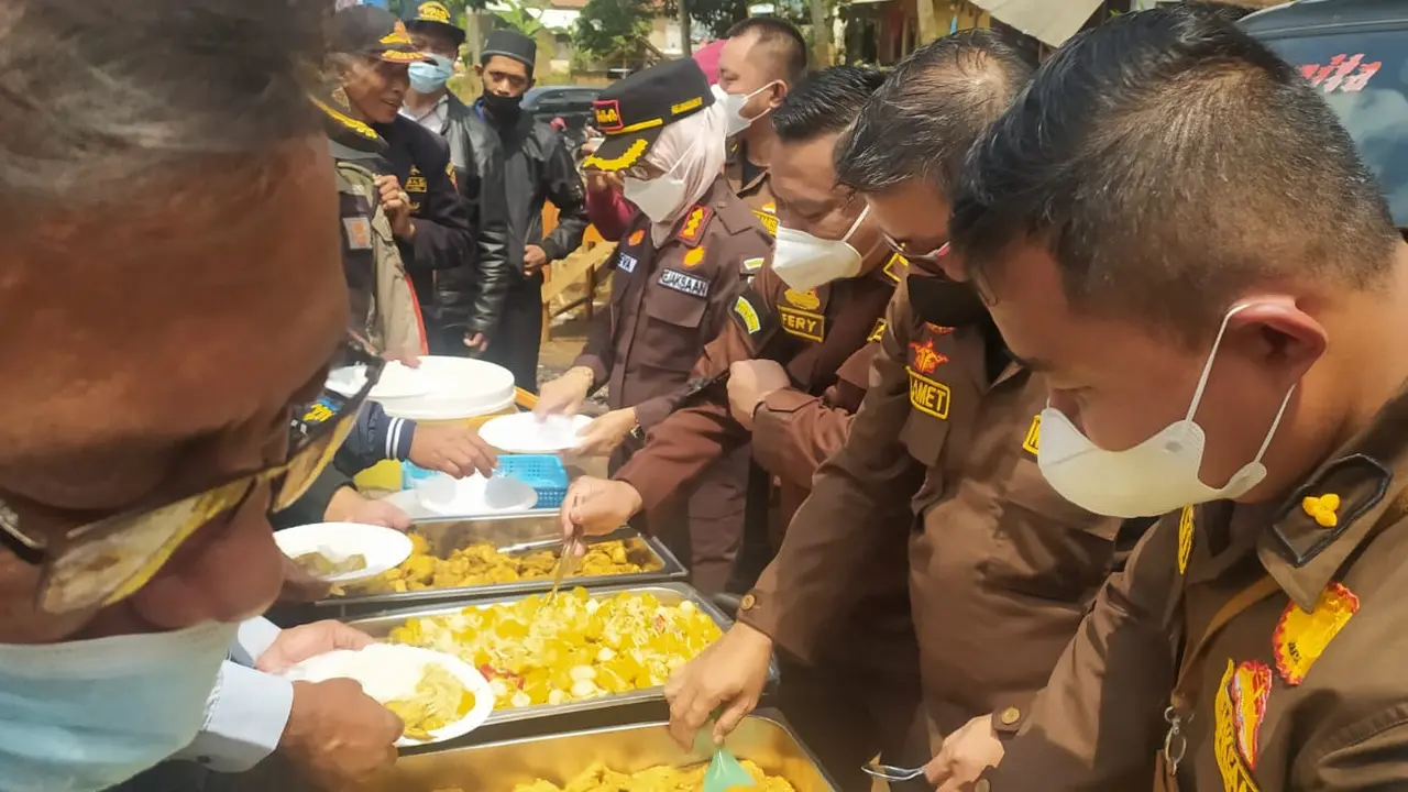 Kajari Garut Nevi Susanti bersama para Kepala Seksi (Kasi) menjadi koki dadakan untuk membantu meringankan korban bencana banjir bandang blok Kampung Munjul, Kecamatan Sukawening, Garut, Jawa Barat.