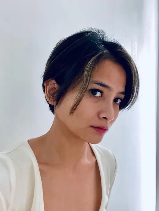 Keputusan mengubah total model rambut Acha ternyata dibuat sebagai bentuk totalitasnya dalam projek film terbarunya bersama Morgan Oey dan Omar Daniel. [Foto: IG/septriasaacha].