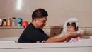 Pada postingan lainnya tampak Glenn sedang mandi busa bersama Natusha. Benar-benar menggemaskan kebersamaan ayah dan anak ini. (Foto: instagram.com/glennalinskie)