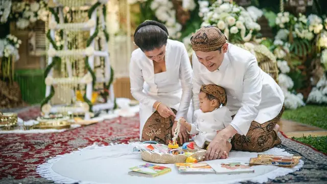 Potret Prosesi Tedhak Siten Anak Kedua Titi Rajo Bintang, Berlangsung Khidmat. (Sumber: Instagram/titiradjopadmaja)