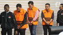 Tiga tersangka baru terkait kasus dugaan tindak pidana korupsi pembangunan Rumah Sakit Umum Daerah (RSUD) Kolaka Timur (Koltim) di antaranya Hendrik Permana, ketua Tim Kerja Sarana Prasarana Alat Labkesmas Kemenkes; Aswin Griksa Fitranto, Direktur Utama PT Griksa Cipta; dan Yasin, pegawai Bappenda Provinsi Sulawesi Tenggara yang dikenal sebagai orang kepercayaan Bupati Koltim Abdul Azis (berompi dari kiri ke kanan) usai dihadirkan dalam rilis penahanan di gedung Merah Putih Komisi Pemberantasan Korupsi (KPK), Jakarta, Senin (24/11/2025). (Liputan6.com/Helmi Fithriansyah)