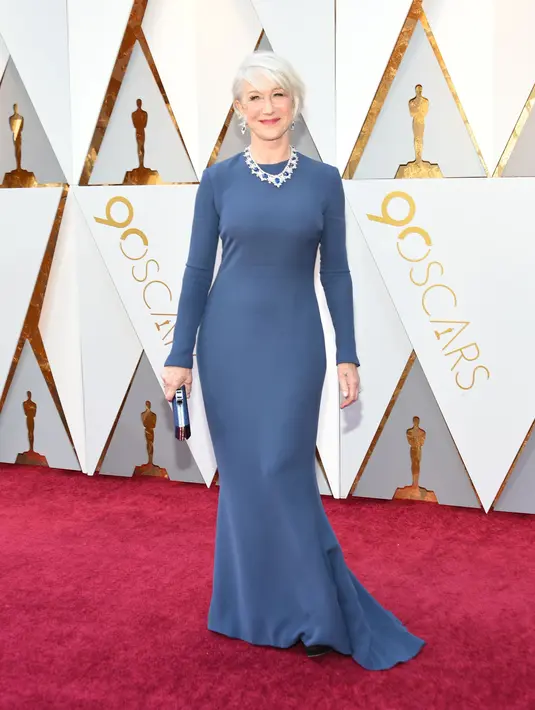 Aktris senior Helen Mirren berpose di karpet merah Piala Oscar 2018 atau Academy Award ke-90, Los Angeles, Minggu (4/3). Meski wajahnya dipenuhi keriput, Helen Mirren tetap menawan dengan gaun terusan biru muda. (VALERIE MACON / AFP)
