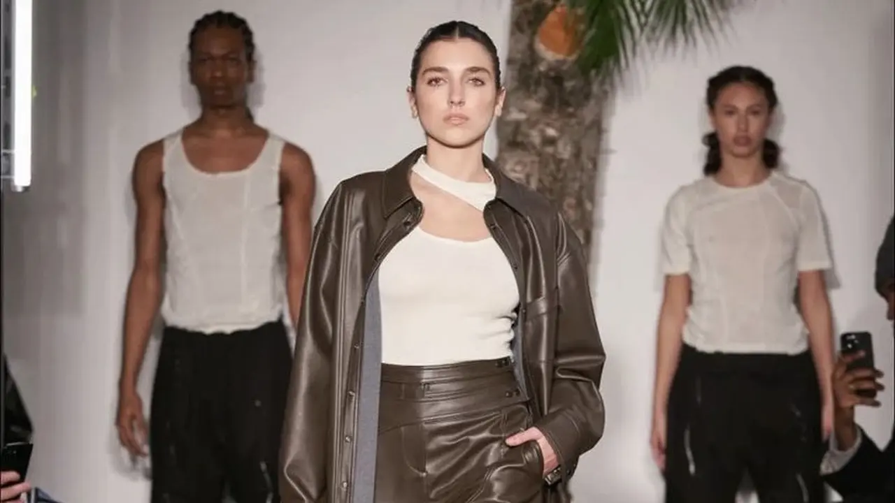 Tampilan Rina Lipa Adik Dua Lipa di London Fashion Week, Kenakan Baju Kulit Serba Cokelat
