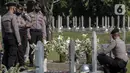 Sejumlah anggota Polri saat ziarah ke Taman Makam Pahlawan Nasional Utama (TMPNU) Kalibata, Jakarta, Senin (29/6/2020). Kegiatan tersebut dilakukan dalam rangka rangkaian peringatan HUT ke-74 Bhayangkara yang jatuh pada 1 Juli 2020. (Liputan6.com/Johan Tallo)