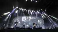 Band asal UK, Radiohead, konser di Glasgow pada 2017. (AFP/Andy Buchanan)