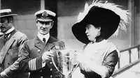 Margaret Brown memberi penghargaan kepada Kapten Kapal Carpathia atas jasanya dalam menyelamatkan penumpang Titanic (Public Domain)