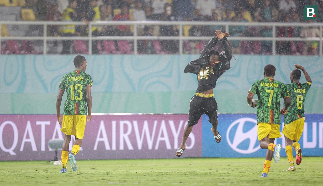 <p>Selebrasi kemenangan para pemain Timnas Mali U-17 setelah mengalahkan Timnas Argentina U-17 dengan sor 3-0 pada laga perebutan tempat ketiga Piala Dunia U-17 2023 di Stadion Manahan, Solo, Jumat (1/12/2023). (Bola.com/Bagaskara Lazuardi)</p>