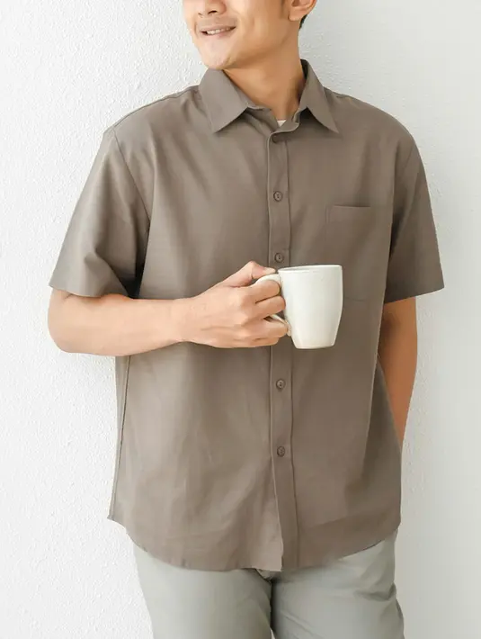 Untuk outfit meeting di masa PPKM, kamu hanya membutuhkan atasan yang kasual dan nyaman. Di koleksi terbaru THENBLANK, kamu bisa mengenakan Daily Shirt merupakan jenis kemeja basic yang wajib dimiliki setiap orang. Kerahnya reguler dan tersedia dalam warna, Flax dan Pavement (THENBLANK)