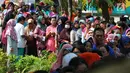 Antrean sejumlah warga untuk membeli sembako murah di RPTRA Alur Dahlia, Tegal Alur, Jakarta Barat, Selasa (21/5/2019). PT Asabri (Persero) menjual sebanyak 3 ribu sembako seharga Rp 10 ribu kepada masyarakat sekitar. (Liputan6.com/Johan Tallo)