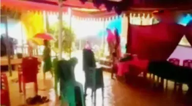 Banjir bercampur lumpur datang saat pesta pernikahan, hingga para siswa belajar di tempat ala kadarnya.