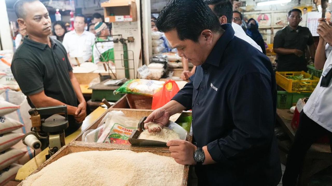 Menteri Badan Usaha Milik Negara (BUMN) Erick Thohir meninjau operasi pasar beras Stabilisasi Pasokan dan Harga Pangan (SPHP) di Pasar Induk Beras Cipinang (PIBC), Jakarta Timur, Rabu (4/10/2023). (Dok BUMN)