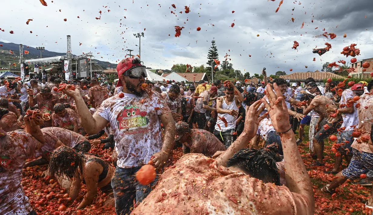 Perang tomat dalam Festival Tomatina digelar selama tiga hari berturut-turut untuk menarik wisatawan mengunjungi Kolombia.  (AFP/Juan Barreto)