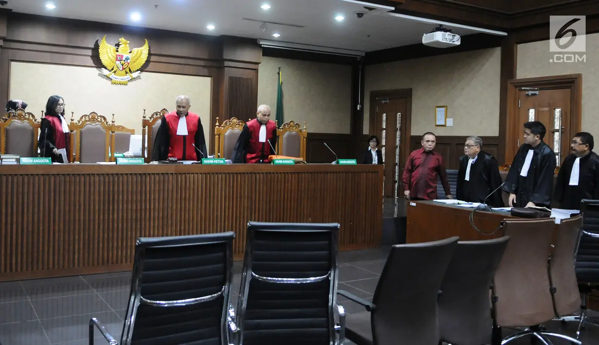 Gubernur Aceh non aktif Irwandi Yusuf saat hadir dalam sidang lanjutan dugaan suap terkait DOKA 2018 di Pengadilan Tipikor, Jakarta, Senin (11/2). Pada sidang Dedi Mulyadi mengaku menyerahkan uang Rp 1 miliar. (Liputan6.com/Herman Zakharia)