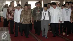 Wapres Jusuf Kalla dan sejumlah tokoh tiba menghadiri acara Kesyukuran 90 Tahun Gontor di Masjid Istiqlal, Jakarta, (28/5). Pondok pesantren yang berlokasi di Jawa Timur ini memasuki usianya yang ke-90 tahun pada 2016 ini. (Liputan6.com/Helmi Affandi)