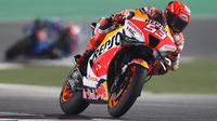 Pembalap Repsol Honda, Marc Marquez, mengawali seri pembuka MotoGP 2022 dengan finis di urutan kelima pada balapan yang digelar di Sirkuit Losail, Minggu (6/3/2022). (AFP/Karim Jaafar)