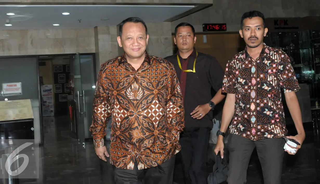 Sekretaris MA, Nurhadi Abdurrachman usai diperiksa KPK, Jakarta, Selasa (24/5). Nurhadi diperiksa sebagai saksi terkait pengusutan kasus dugaan suap pendaftaran peninjauan kembali (PK) di Pengadilan Negeri Jakarta Pusat. (Liputan6.com/Helmi Afandi)