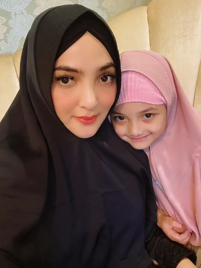 6 Potret Kompak Ashanty dan Arsy Saat Kenakan Hijab, Cantik dan Menawan