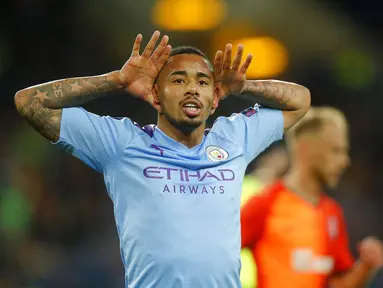 Striker Manchester City, Gabriel Jesus, melakukan selebrasi usai membobol gawang FC Shakhtar Donetsk pada laga Liga Champions di Stadion Metalist, Rabu (18/9/2019). Manchester City menang 3-0 atas FC Shakhtar Donetsk. (AP/Efrem Lukatsky)