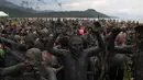 Ratusan orang menari samba saat mengikuti pesta karnaval "Bloco da Lama" atau "Lumpur Lumpur" di Paraty, Brasil, (10/2). Ratusan orang berendam dan saling menyerang menggunakan lumpur di pesta pantai Karnaval tersebut. (AP Photo / Leo Correa)