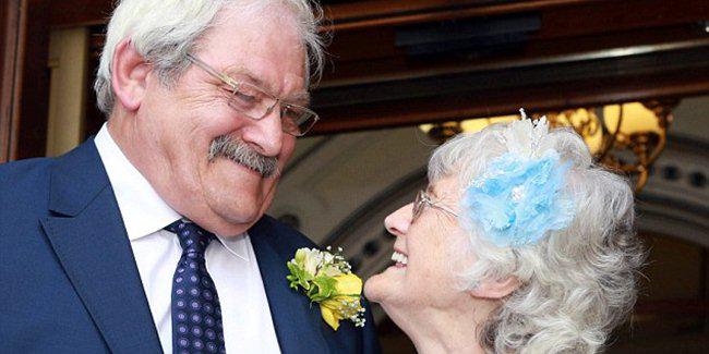 David dan Daphne akhirnya jadi suami istri setelah 42 tahun bertunangan. | Foto: copyright dailymail.co.uk