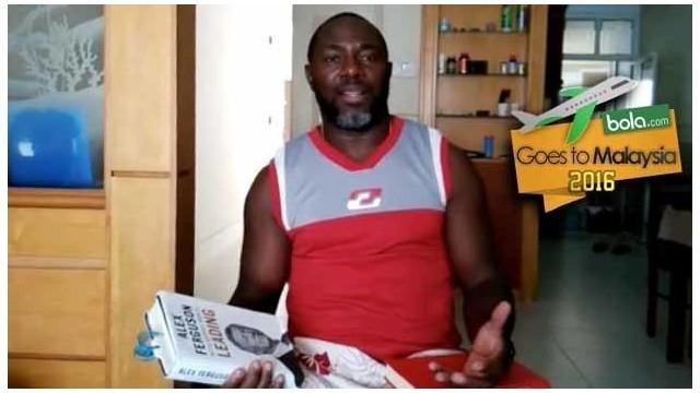 Jacksen F. Tiago yang kini menangani Penang FA memiliki kesibukan tersendiri kala kompetisi sedang rehat. Ia gemar membaca buku biografi Sir Alex Ferguson, mantan pelatih Manchester United yang menjadi idolanya.