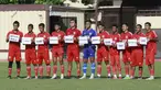 Pemain Persiba Balikpapan menunjukan kertas berisi protes sekaligus suara hati mereka terkait nasib Liga 2 saat melakoni laga uji coba melawan FC Bekasi City di Sekolah Tinggi Ilmu Kepolisian, Jakarta, Sabtu (7/1/2023). (Bola.com/M Iqbal Ichsan)