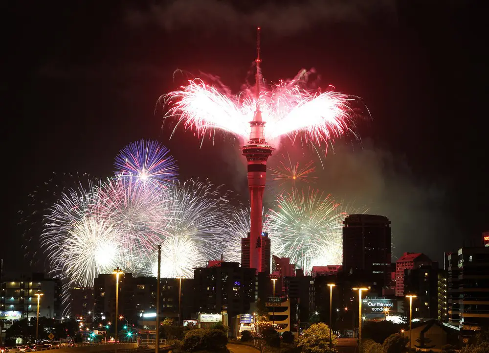 Sky Tower di Kota Auckland merayakan pergantian tahun dengan pesta kembang api (1234newyear.com)